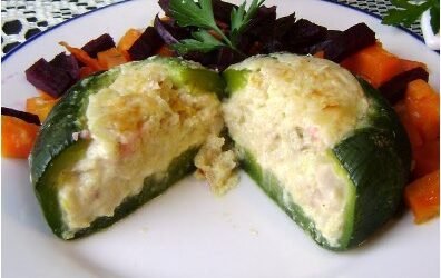 Zapallito relleno con brótola, con papas rústicas al romero